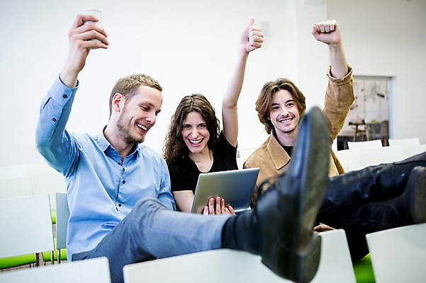 포토 JPG 서양인 여자 남자 의자 비즈니스 회의 실내 웃음 앉기 20대 성인 아웃포커스 컵 캐주얼 세명 비즈니스라이프 태블릿 기쁨 직장인 국내포토 외국인 직업 라이프스타일 식기 옷 감정 가구 모션 촬영기법 표정 사람 청년 내부 전자제품 스마트기기 파일형식