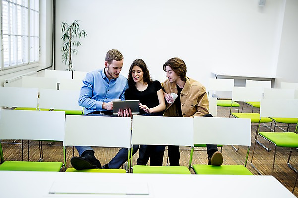 포토 JPG 서양인 여자 남자 의자 비즈니스 회의 실내 앉기 20대 성인 컵 캐주얼 세명 비즈니스라이프 태블릿 직장인 국내포토 외국인 직업 라이프스타일 식기 옷 가구 모션 사람 청년 내부 전자제품 스마트기기 파일형식