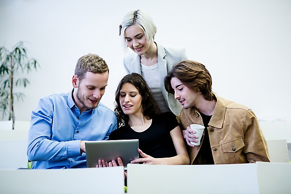 포토 JPG 서양인 여자 남자 비즈니스 회의 실내 여러명 상반신 20대 성인 컵 캐주얼 비즈니스라이프 태블릿 직장인 국내포토 외국인 직업 라이프스타일 식기 옷 다수 사람 청년 내부 전자제품 스마트기기 파일형식