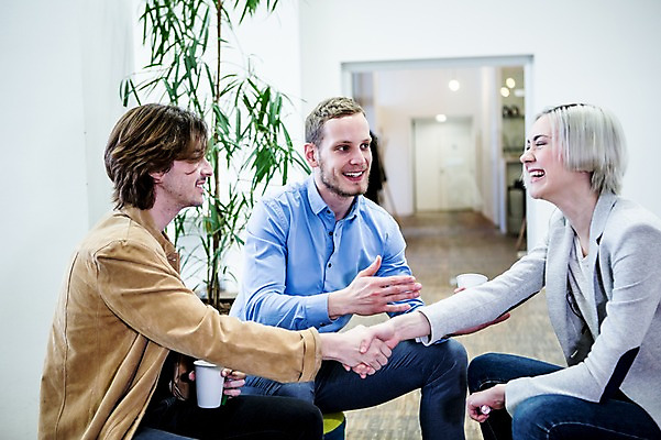 포토 JPG 서양인 여자 남자 비즈니스 회의 악수 실내 웃음 앉기 상반신 20대 성인 옆모습 캐주얼 세명 비즈니스라이프 직장인 국내포토 외국인 직업 라이프스타일 옷 뷰포인트 모션 표정 사람 손짓 청년 내부 파일형식