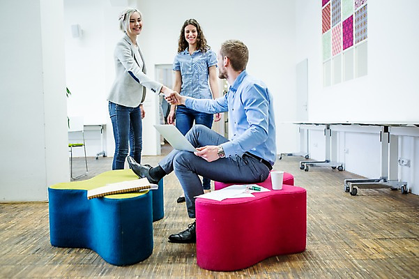 포토 JPG 서양인 여자 남자 비즈니스 회의 악수 실내 서기 웃음 앉기 20대 성인 캐주얼 세명 비즈니스라이프 노트북 소파 직장인 국내포토 외국인 직업 라이프스타일 옷 의자 모션 표정 사람 손짓 청년 내부 전자제품 파일형식