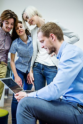 포토 JPG 서양인 여자 남자 의자 비즈니스 회의 실내 앉기 여러명 20대 성인 옆모습 캐주얼 비즈니스라이프 노트북 직장인 국내포토 외국인 직업 라이프스타일 옷 뷰포인트 가구 다수 모션 사람 청년 내부 전자제품 파일형식