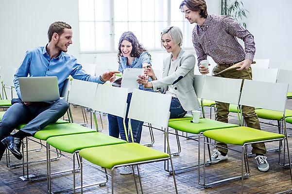 포토 JPG 서양인 여자 남자 의자 비즈니스 회의 실내 웃음 앉기 여러명 20대 성인 캐주얼 비즈니스라이프 노트북 직장인 문서 국내포토 외국인 직업 라이프스타일 옷 가구 다수 모션 표정 사람 청년 내부 전자제품 파일형식