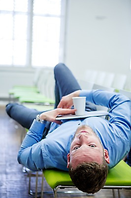 포토 JPG 서양인 남자 의자 비즈니스 휴식 실내 한명 20대 성인 컵 캐주얼 비즈니스라이프 눕기 직장인 국내포토 외국인 직업 1 라이프스타일 식기 옷 가구 컨셉 모션 사람 청년 내부 파일형식