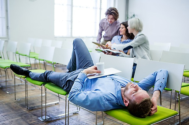 포토 JPG 서양인 여자 남자 의자 비즈니스 회의 휴식 실내 앉기 여러명 20대 성인 컵 캐주얼 비즈니스라이프 눕기 직장인 국내포토 외국인 직업 라이프스타일 식기 옷 가구 다수 컨셉 모션 사람 청년 내부 파일형식