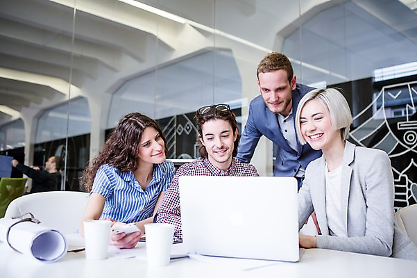 포토 JPG 서양인 여자 남자 비즈니스 탁자 회의 실내 웃음 앉기 여러명 상반신 20대 성인 컵 캐주얼 비즈니스라이프 노트북 직장인 회의실 국내포토 외국인 직업 라이프스타일 식기 옷 가구 다수 모션 표정 사람 청년 내부 전자제품 파일형식