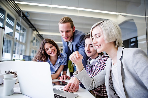 포토 JPG 서양인 여자 남자 비즈니스 탁자 회의 실내 웃음 앉기 여러명 상반신 20대 성인 옆모습 컵 캐주얼 비즈니스라이프 노트북 직장인 회의실 국내포토 외국인 직업 라이프스타일 식기 옷 뷰포인트 가구 다수 모션 표정 사람 청년 내부 전자제품 파일형식