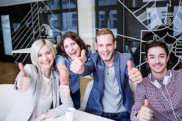 포토 JPG 서양인 여자 남자 의자 비즈니스 탁자 회의 실내 웃음 앉기 여러명 상반신 20대 성인 캐주얼 비즈니스라이프 헤드폰 최고 직장인 회의실 국내포토 외국인 직업 라이프스타일 옷 음향기기 가구 다수 모션 표정 사람 청년 내부 파일형식