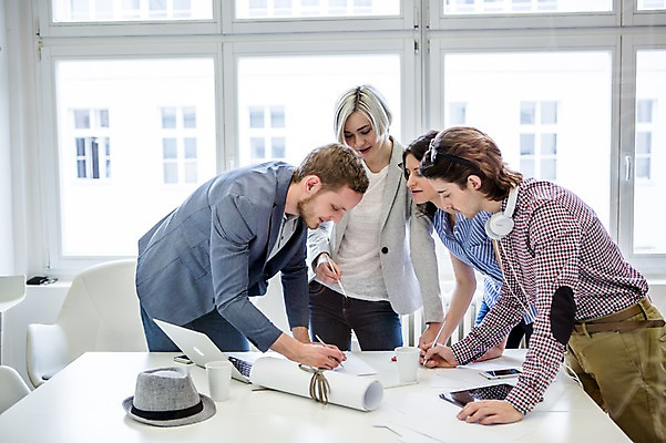 포토 JPG 서양인 여자 남자 의자 비즈니스 탁자 회의 실내 서기 여러명 상반신 20대 성인 캐주얼 비즈니스라이프 태블릿 헤드폰 직장인 회의실 국내포토 외국인 직업 라이프스타일 옷 음향기기 가구 다수 모션 사람 청년 내부 전자제품 스마트기기 파일형식
