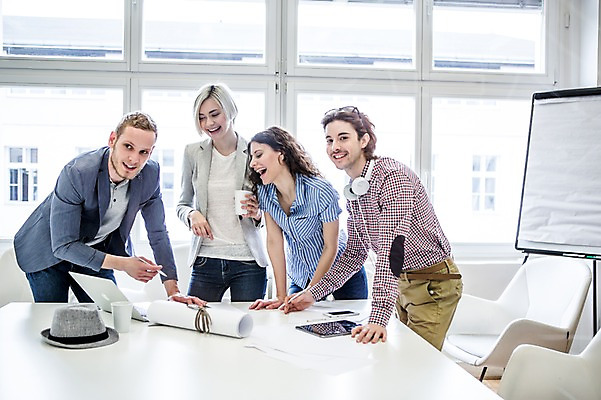 포토 JPG 서양인 여자 남자 의자 비즈니스 탁자 회의 실내 서기 웃음 여러명 상반신 20대 성인 캐주얼 비즈니스라이프 헤드폰 직장인 회의실 국내포토 외국인 직업 라이프스타일 옷 음향기기 가구 다수 모션 표정 사람 청년 내부 파일형식