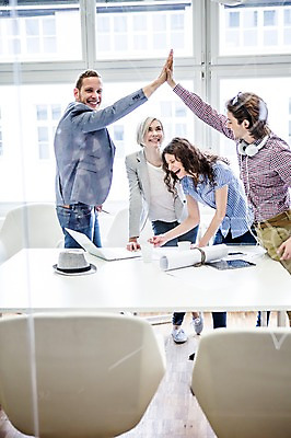 포토 JPG 서양인 모자 여자 남자 의자 비즈니스 탁자 회의 협력 실내 서기 웃음 여러명 상반신 20대 성인 캐주얼 비즈니스라이프 노트북 헤드폰 직장인 회의실 하이파이브 국내포토 외국인 직업 라이프스타일 잡화 옷 음향기기 가구 다수 모션 표정 사람 손짓 청년 내부 전자제품 파일형식