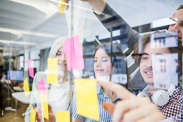 포토 JPG 서양인 여자 남자 비즈니스 창문 회의 실내 여러명 상반신 20대 성인 캐주얼 비즈니스라이프 헤드폰 직장인 포스트잇 국내포토 외국인 직업 라이프스타일 옷 음향기기 다수 사람 청년 내부 메모지 파일형식