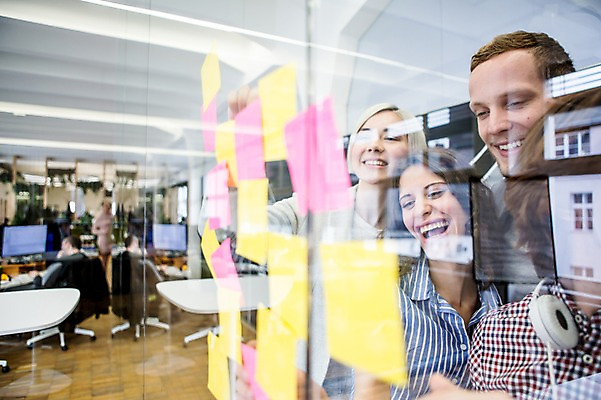 포토 JPG 서양인 여자 남자 비즈니스 창문 회의 실내 웃음 여러명 상반신 20대 성인 캐주얼 비즈니스라이프 직장인 포스트잇 국내포토 외국인 직업 라이프스타일 옷 다수 표정 사람 청년 내부 메모지 파일형식