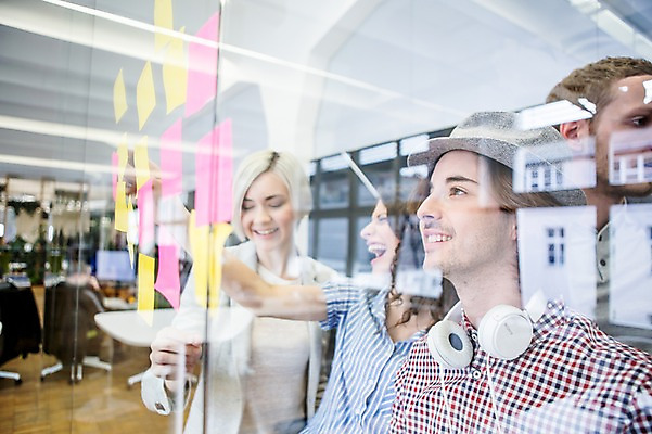 포토 JPG 서양인 모자 여자 남자 비즈니스 창문 회의 실내 웃음 여러명 상반신 20대 성인 캐주얼 비즈니스라이프 헤드폰 직장인 포스트잇 국내포토 외국인 직업 라이프스타일 잡화 옷 음향기기 다수 표정 사람 청년 내부 메모지 파일형식