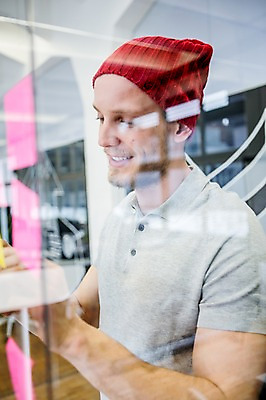 포토 JPG 서양인 남자 비즈니스 창문 회의 실내 한명 웃음 상반신 20대 성인 옆모습 캐주얼 비즈니스라이프 직장인 포스트잇 비니 유리창닦기 국내포토 외국인 직업 모자_잡화 1 라이프스타일 옷 뷰포인트 표정 사람 청년 내부 메모지 닦기 파일형식