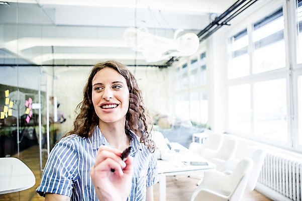 포토 JPG 서양인 여자 의자 비즈니스 창문 회의 실내 한명 웃음 상반신 20대 성인 캐주얼 비즈니스라이프 기록 직장인 회의실 매직펜 국내포토 외국인 직업 1 라이프스타일 옷 가구 표정 사람 청년 내부 파일형식