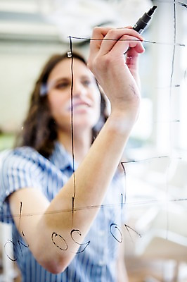 포토 JPG 서양인 여자 비즈니스 창문 회의 실내 한명 상반신 20대 성인 아웃포커스 캐주얼 비즈니스라이프 기록 직장인 매직펜 국내포토 외국인 직업 1 라이프스타일 옷 촬영기법 사람 청년 내부 파일형식