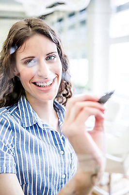 포토 JPG 서양인 여자 비즈니스 창문 회의 실내 한명 웃음 상반신 20대 성인 아웃포커스 캐주얼 비즈니스라이프 기록 직장인 매직펜 국내포토 외국인 직업 1 라이프스타일 옷 촬영기법 표정 사람 청년 내부 파일형식