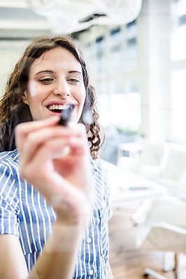 포토 JPG 서양인 여자 비즈니스 창문 회의 실내 한명 웃음 상반신 20대 성인 아웃포커스 캐주얼 비즈니스라이프 기록 직장인 매직펜 국내포토 외국인 직업 1 라이프스타일 옷 촬영기법 표정 사람 청년 내부 파일형식