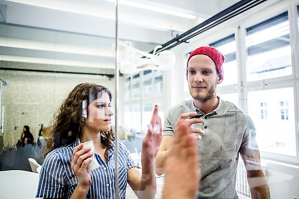 포토 JPG 서양인 여자 남자 비즈니스 창문 실내 상반신 20대 성인 두명 컵 캐주얼 비즈니스라이프 직장인 비니 매직펜 국내포토 외국인 직업 모자_잡화 라이프스타일 식기 옷 사람 청년 내부 파일형식