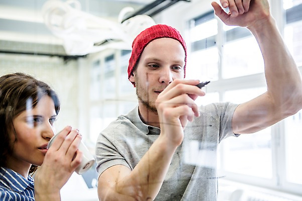 포토 JPG 서양인 여자 남자 비즈니스 창문 실내 상반신 20대 성인 두명 컵 캐주얼 비즈니스라이프 마시기 기록 직장인 비니 매직펜 국내포토 외국인 직업 모자_잡화 라이프스타일 식기 옷 모션 사람 청년 내부 파일형식