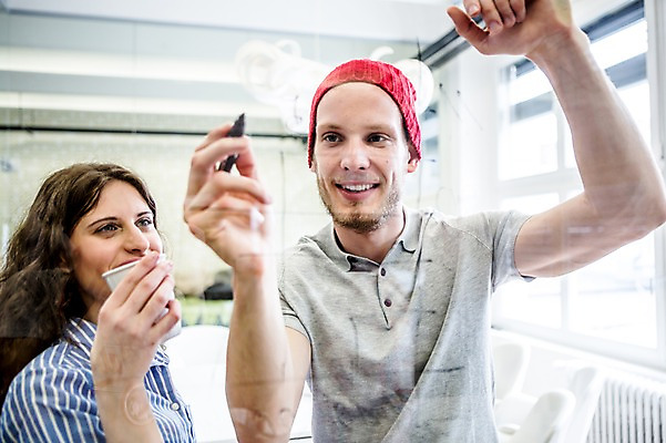 포토 JPG 서양인 여자 남자 비즈니스 창문 실내 웃음 상반신 20대 성인 두명 컵 캐주얼 비즈니스라이프 기록 직장인 비니 매직펜 국내포토 외국인 직업 모자_잡화 라이프스타일 식기 옷 표정 사람 청년 내부 파일형식