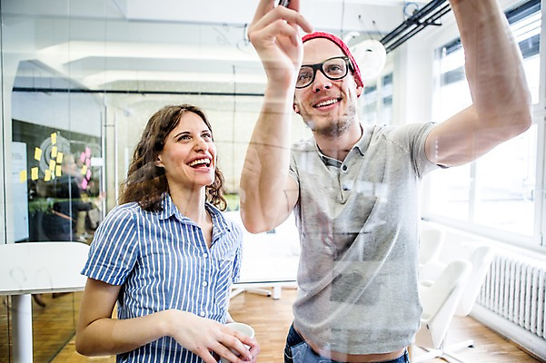 포토 JPG 서양인 여자 남자 안경 비즈니스 창문 회의 실내 웃음 상반신 20대 성인 두명 캐주얼 비즈니스라이프 기록 직장인 비니 매직펜 국내포토 외국인 직업 모자_잡화 라이프스타일 잡화 옷 표정 사람 청년 내부 파일형식