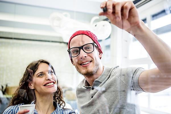 포토 JPG 서양인 여자 남자 안경 비즈니스 창문 회의 실내 웃음 상반신 20대 성인 두명 캐주얼 비즈니스라이프 기록 직장인 비니 매직펜 국내포토 외국인 직업 모자_잡화 라이프스타일 잡화 옷 표정 사람 청년 내부 파일형식