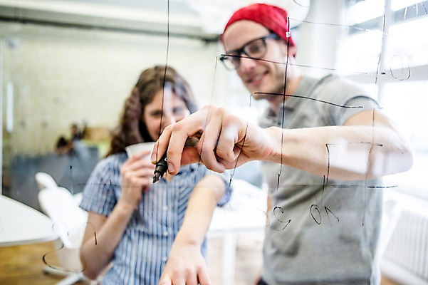 포토 JPG 서양인 여자 남자 안경 비즈니스 창문 회의 실내 상반신 20대 성인 두명 아웃포커스 캐주얼 비즈니스라이프 기록 직장인 비니 매직펜 국내포토 외국인 직업 모자_잡화 라이프스타일 잡화 옷 촬영기법 사람 청년 내부 파일형식