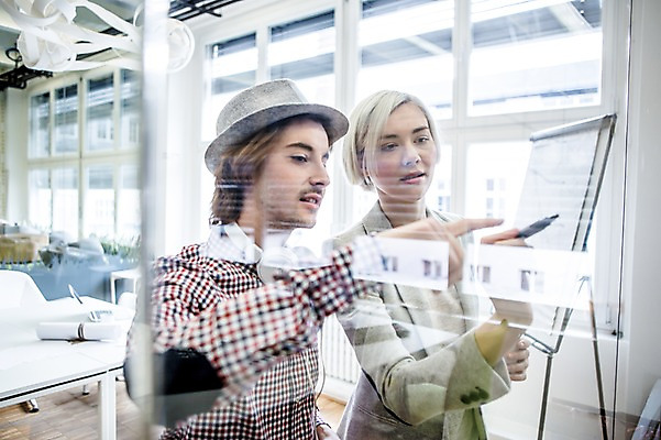 포토 JPG 서양인 모자 여자 남자 비즈니스 창문 회의 실내 상반신 20대 성인 두명 캐주얼 비즈니스라이프 헤드폰 직장인 매직펜 국내포토 외국인 직업 라이프스타일 잡화 옷 음향기기 사람 청년 내부 파일형식