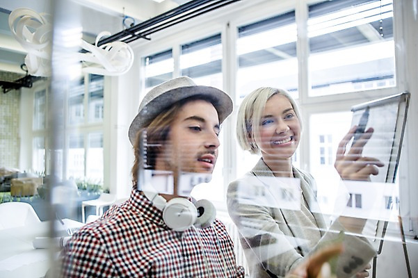 포토 JPG 서양인 모자 여자 남자 비즈니스 창문 회의 실내 웃음 상반신 20대 성인 두명 캐주얼 비즈니스라이프 헤드폰 직장인 매직펜 국내포토 외국인 직업 라이프스타일 잡화 옷 음향기기 표정 사람 청년 내부 파일형식