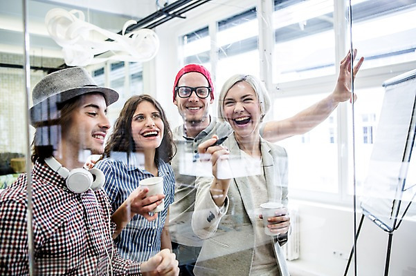 포토 JPG 서양인 모자 여자 남자 커피 비즈니스 창문 회의 실내 웃음 여러명 상반신 20대 성인 캐주얼 비즈니스라이프 헤드폰 직장인 매직펜 국내포토 외국인 직업 라이프스타일 잡화 옷 음료 음향기기 다수 표정 사람 청년 내부 파일형식