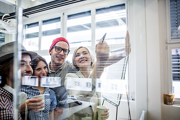 포토 JPG 서양인 모자 여자 남자 비즈니스 창문 회의 실내 웃음 여러명 상반신 20대 성인 캐주얼 비즈니스라이프 헤드폰 직장인 매직펜 국내포토 외국인 직업 라이프스타일 잡화 옷 음향기기 다수 표정 사람 청년 내부 파일형식