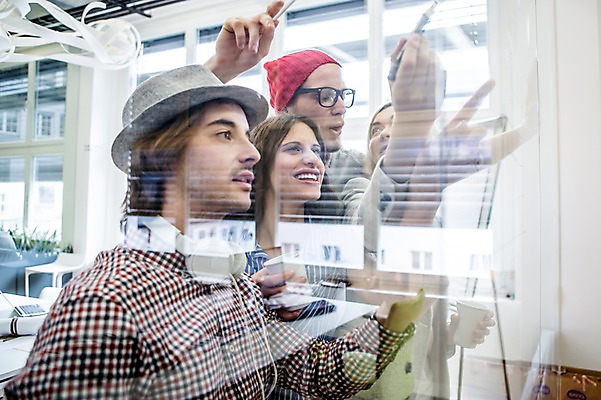 포토 JPG 서양인 모자 여자 남자 비즈니스 창문 회의 실내 웃음 여러명 상반신 20대 성인 옆모습 캐주얼 비즈니스라이프 헤드폰 직장인 매직펜 국내포토 외국인 직업 라이프스타일 잡화 옷 뷰포인트 음향기기 다수 표정 사람 청년 내부 파일형식