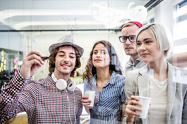 포토 JPG 서양인 모자 여자 남자 커피 비즈니스 창문 회의 실내 웃음 여러명 상반신 20대 성인 캐주얼 비즈니스라이프 헤드폰 직장인 매직펜 국내포토 외국인 직업 라이프스타일 잡화 옷 음료 음향기기 다수 표정 사람 청년 내부 파일형식