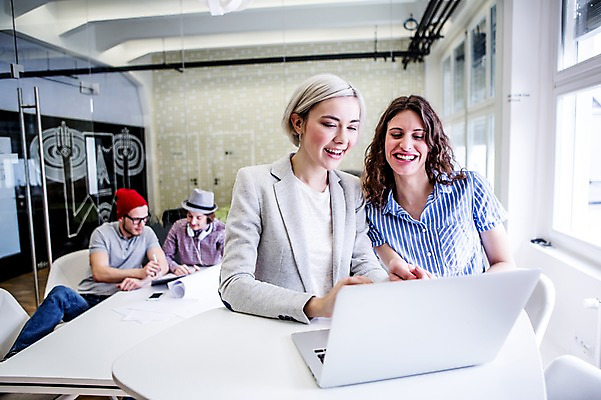 포토 JPG 서양인 여자 남자 비즈니스 회의 실내 웃음 여러명 상반신 20대 성인 캐주얼 비즈니스라이프 노트북 직장인 국내포토 외국인 직업 라이프스타일 옷 다수 표정 사람 청년 내부 전자제품 파일형식