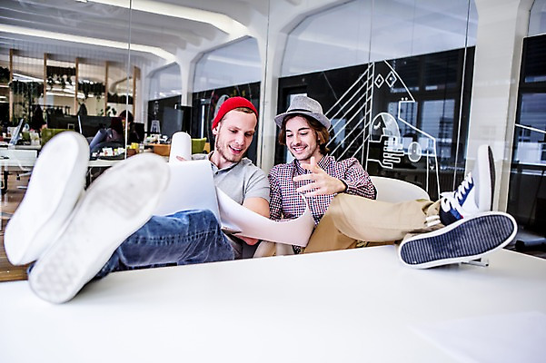 포토 JPG 전신 서양인 남자 비즈니스 탁자 회의 실내 웃음 앉기 20대 성인 두명 캐주얼 비즈니스라이프 노트북 직장인 다리들기 국내포토 외국인 직업 라이프스타일 옷 가구 모션 표정 사람 청년 내부 전자제품 파일형식