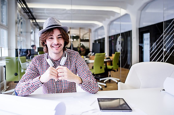 포토 JPG 서양인 모자 남자 비즈니스 휴식 실내 한명 웃음 앉기 상반신 20대 성인 캐주얼 비즈니스라이프 태블릿 헤드폰 헤드셋 직장인 국내포토 외국인 직업 1 라이프스타일 잡화 옷 음향기기 컨셉 모션 표정 사람 청년 내부 전자제품 스마트기기 파일형식