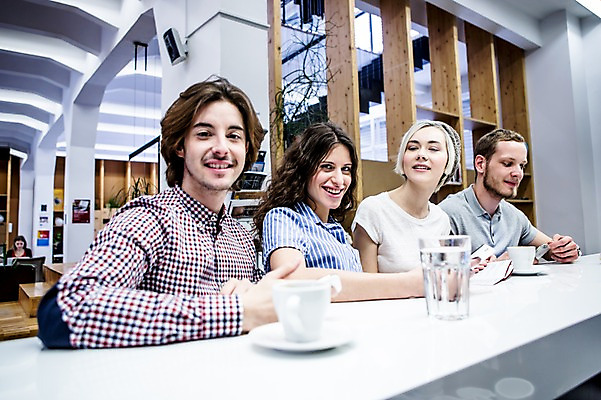 포토 JPG 서양인 여자 남자 커피 비즈니스 탁자 티타임 휴식 실내 웃음 앉기 여러명 상반신 20대 성인 캐주얼 비즈니스라이프 직장인 커피잔 물컵 국내포토 외국인 직업 라이프스타일 옷 음료 가구 다수 컨셉 모션 잔 표정 사람 청년 내부 컵 파일형식