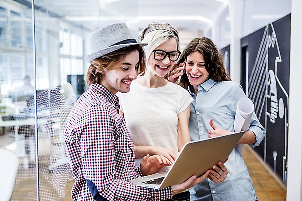 포토 JPG 서양인 모자 여자 남자 안경 비즈니스 회의 실내 웃음 상반신 20대 성인 캐주얼 세명 비즈니스라이프 노트북 스마트폰 직장인 통화 국내포토 외국인 직업 라이프스타일 잡화 옷 모션 표정 사람 청년 내부 전자제품 핸드폰 스마트기기 파일형식