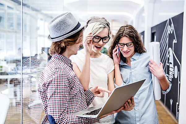 포토 JPG 서양인 모자 여자 남자 안경 비즈니스 회의 실내 상반신 20대 성인 캐주얼 세명 비즈니스라이프 노트북 스마트폰 직장인 통화 국내포토 외국인 직업 라이프스타일 잡화 옷 모션 사람 청년 내부 전자제품 핸드폰 스마트기기 파일형식