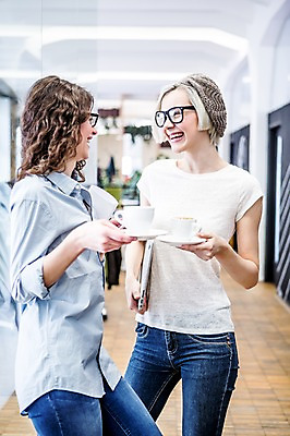 포토 JPG 서양인 여자 안경 커피 비즈니스 실내 웃음 들기 상반신 20대 성인 두명 캐주얼 비즈니스라이프 직장인 커피잔 국내포토 외국인 직업 라이프스타일 잡화 옷 음료 모션 잔 표정 사람 청년 내부 파일형식