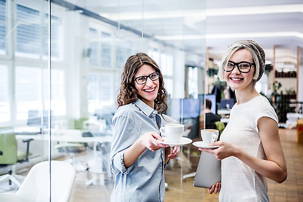 포토 JPG 서양인 여자 안경 커피 비즈니스 실내 웃음 들기 상반신 20대 성인 두명 캐주얼 비즈니스라이프 직장인 커피잔 국내포토 외국인 직업 라이프스타일 잡화 옷 음료 모션 잔 표정 사람 청년 내부 파일형식