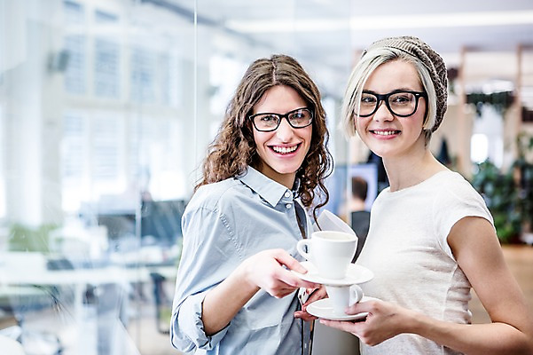 포토 JPG 서양인 여자 안경 커피 비즈니스 실내 웃음 들기 상반신 20대 성인 두명 캐주얼 비즈니스라이프 직장인 커피잔 국내포토 외국인 직업 라이프스타일 잡화 옷 음료 모션 잔 표정 사람 청년 내부 파일형식