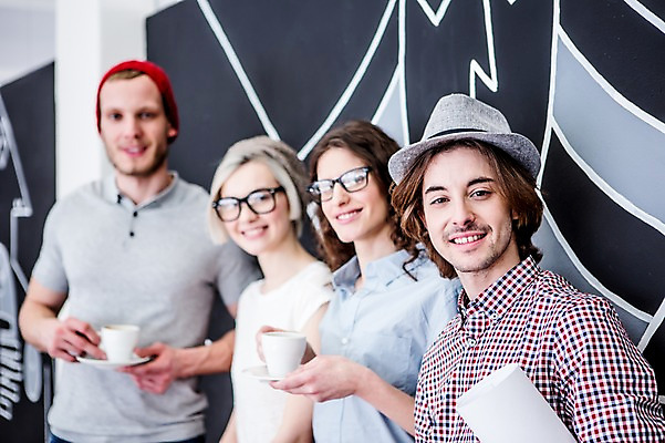 포토 JPG 서양인 여자 남자 커피 비즈니스 티타임 실내 웃음 여러명 상반신 20대 성인 아웃포커스 캐주얼 비즈니스라이프 직장인 커피잔 국내포토 외국인 직업 라이프스타일 옷 음료 다수 휴식 잔 촬영기법 표정 사람 청년 내부 파일형식