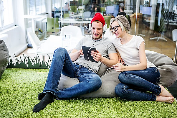 포토 JPG 전신 서양인 여자 남자 비즈니스 휴식 실내 웃음 앉기 여러명 20대 성인 캐주얼 비즈니스라이프 소파 태블릿 헤드폰 직장인 국내포토 외국인 직업 라이프스타일 옷 음향기기 다수 컨셉 의자 모션 표정 사람 청년 내부 전자제품 스마트기기 파일형식