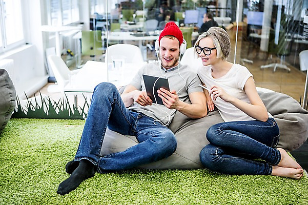 포토 JPG 전신 서양인 여자 남자 비즈니스 휴식 실내 앉기 여러명 20대 성인 캐주얼 비즈니스라이프 소파 태블릿 헤드폰 직장인 국내포토 외국인 직업 라이프스타일 옷 음향기기 다수 컨셉 의자 모션 사람 청년 내부 전자제품 스마트기기 파일형식