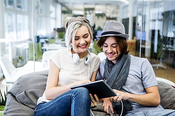 포토 JPG 서양인 모자 여자 남자 비즈니스 휴식 실내 웃음 앉기 상반신 20대 성인 두명 캐주얼 비즈니스라이프 태블릿 헤드폰 목도리 직장인 국내포토 외국인 직업 라이프스타일 잡화 옷 음향기기 컨셉 모션 표정 사람 청년 내부 전자제품 스마트기기 파일형식