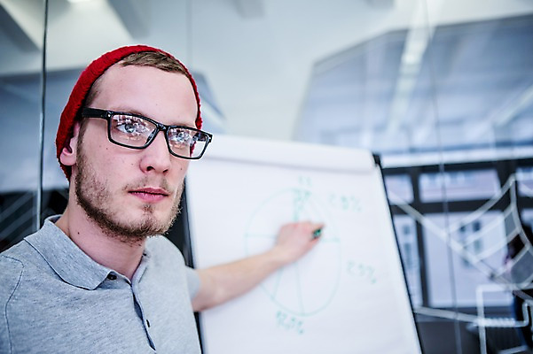 포토 JPG 서양인 남자 안경 비즈니스 회의 그래프 실내 한명 상반신 20대 성인 캐주얼 비즈니스라이프 직장인 프레젠테이션 비니 매직펜 국내포토 외국인 직업 모자_잡화 1 라이프스타일 잡화 옷 사람 청년 내부 파일형식