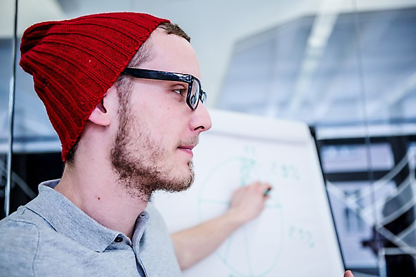 포토 JPG 서양인 남자 안경 비즈니스 회의 그래프 실내 한명 상반신 20대 성인 옆모습 캐주얼 비즈니스라이프 직장인 프레젠테이션 비니 매직펜 국내포토 외국인 직업 모자_잡화 1 라이프스타일 잡화 옷 뷰포인트 사람 청년 내부 파일형식